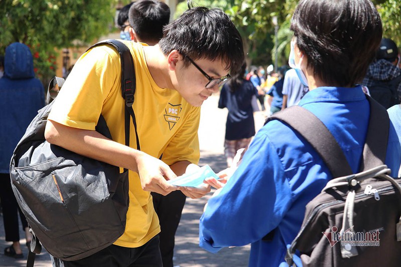 nhieu thi sinh hot hoang vi do than nhiet gan 40 do hinh 4