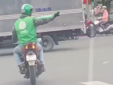 tai xe mo duong cho xe cap cuu anh 1