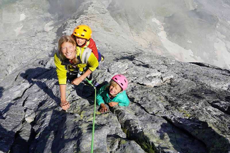 be trai 3 tuoi chinh phuc dinh nui 3.000m hinh 2