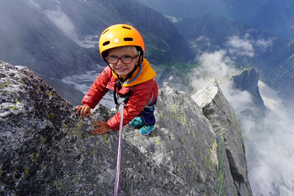 be trai 3 tuoi chinh phuc dinh nui 3.000m hinh 1