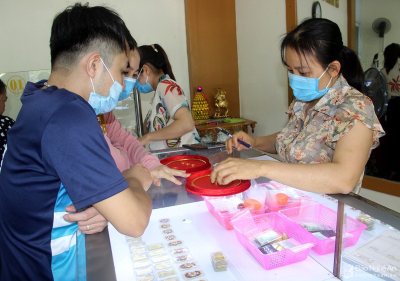 vang quay dau giam gia, nguoi dan tp.vinh van do xo di giao dich hinh 3