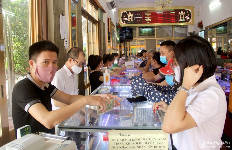 vang quay dau giam gia, nguoi dan tp.vinh van do xo di giao dich hinh 1