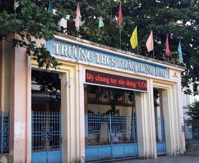 Lộ đề thi học kỳ 2 ở trường THCS Trần Hưng Đạo là do học sinh nhặt trên ghế đá. Ảnh: Hà Ba