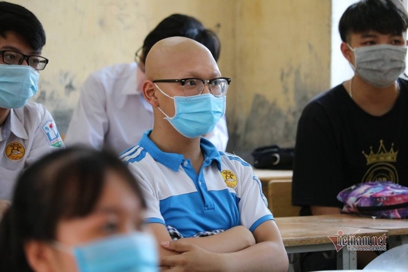 vua truyen xong hoa chat, nam sinh mac ung thu di thi tot nghiep thpt hinh 2