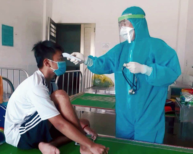 o tuyen dau chong dich, bac si lam tho dong vien con gai di thi tot nghiep hinh 1