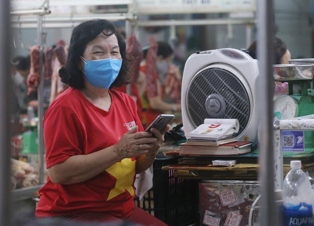 Tiểu thương Đà Nẵng đồng loạt mặc áo cờ đỏ sao vàng cổ động phòng chống dịch - Ảnh 6.