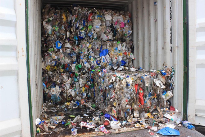 hàng chục container áo quần rách, găng tay cũ nhập về vứt ngoài cảng hình 1 hang chuc container ao quan rach, gang tay cu nhap ve vut ngoai cang hinh 1