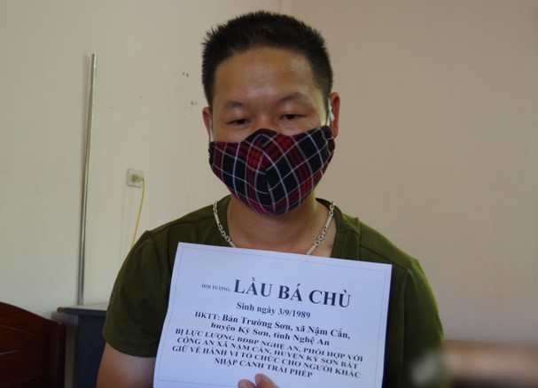 bat doi tuong dua nguoi trai phep qua bien gioi voi gia 3,5 trieu dong hinh 1