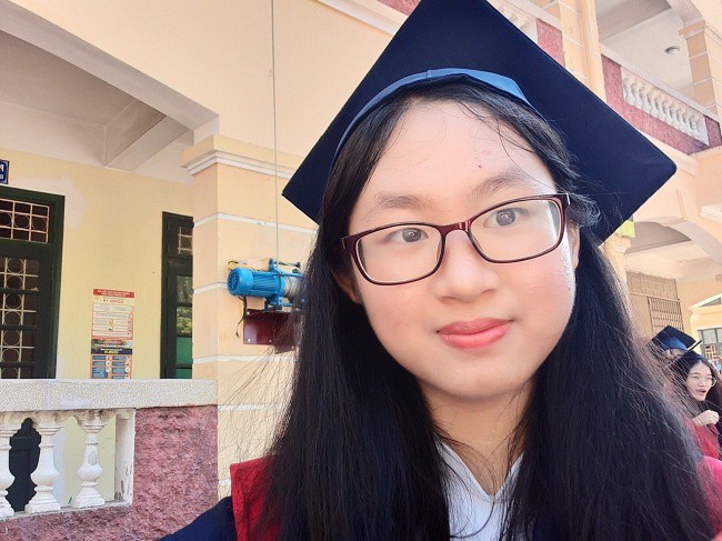 nu sinh do thu khoa lop 10 voi 2 diem tuyet doi hinh 1