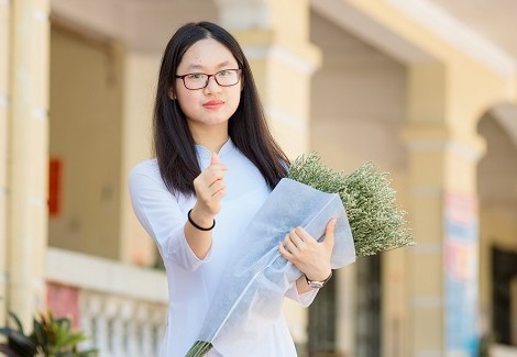 nu sinh do thu khoa lop 10 voi 2 diem tuyet doi hinh 3