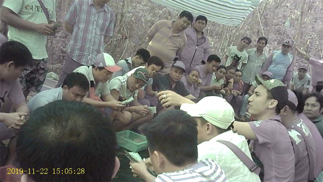 Quyền (X) trực tiếp chỉ đạo đàn em kiểm soát người lạ ra vào sới bạc bằng bộ đàm /// Ảnh: Thanh Niên