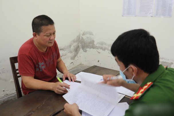 nghe an: cho vay lai nang roi ep con no viet giay nhan tien hinh 2