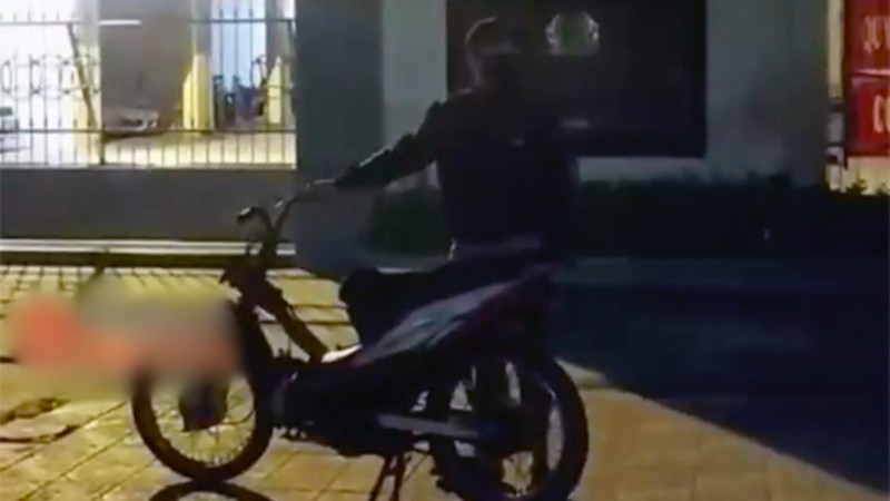 thieu nien dung xe truoc phong csgt roi ru ga, net po inh oi hinh 1