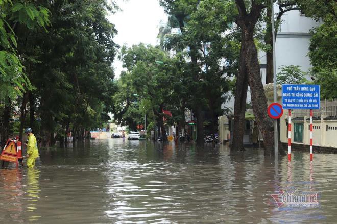 5 o to tong lien hoan tren cau nhat tan, duong ra san bay noi bai tac nghen hinh 10