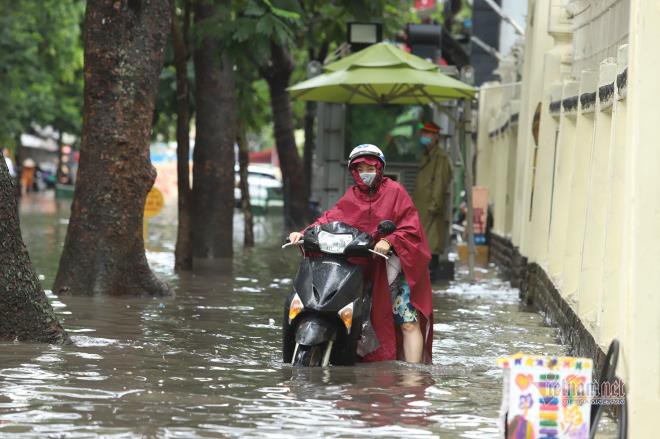 5 o to tong lien hoan tren cau nhat tan, duong ra san bay noi bai tac nghen hinh 11