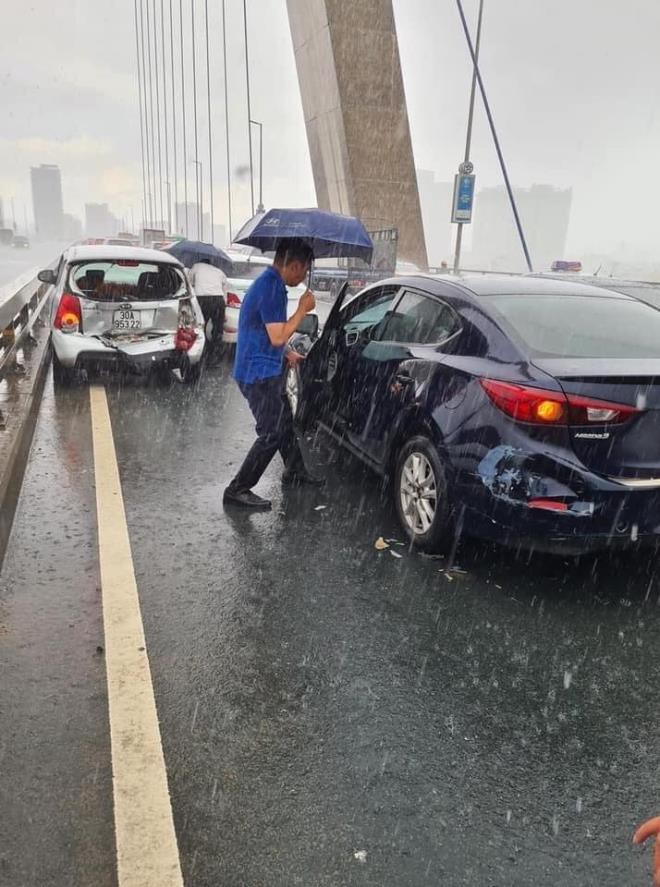 5 o to tong lien hoan tren cau nhat tan, duong ra san bay noi bai tac nghen hinh 3