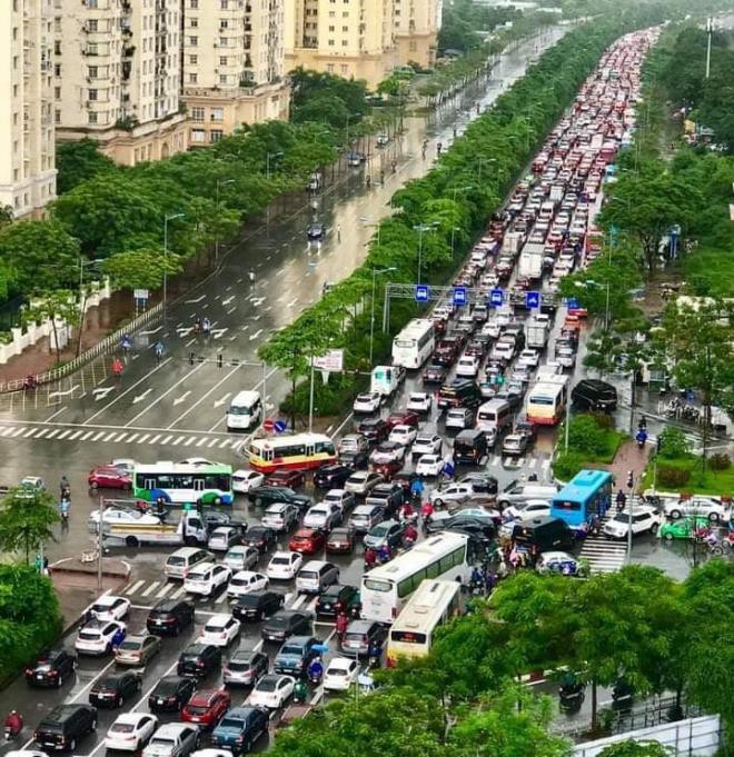5 o to tong lien hoan tren cau nhat tan, duong ra san bay noi bai tac nghen hinh 5