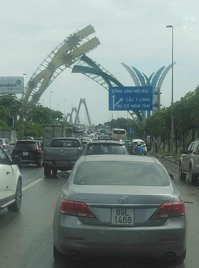 5 o to tong lien hoan tren cau nhat tan, duong ra san bay noi bai tac nghen hinh 6