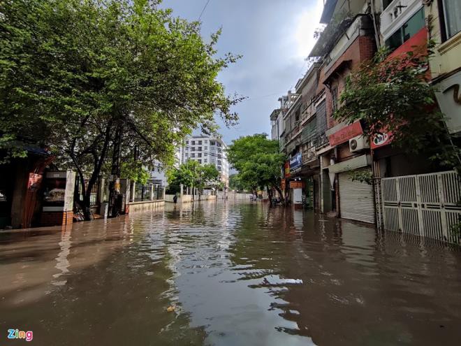 5 o to tong lien hoan tren cau nhat tan, duong ra san bay noi bai tac nghen hinh 7