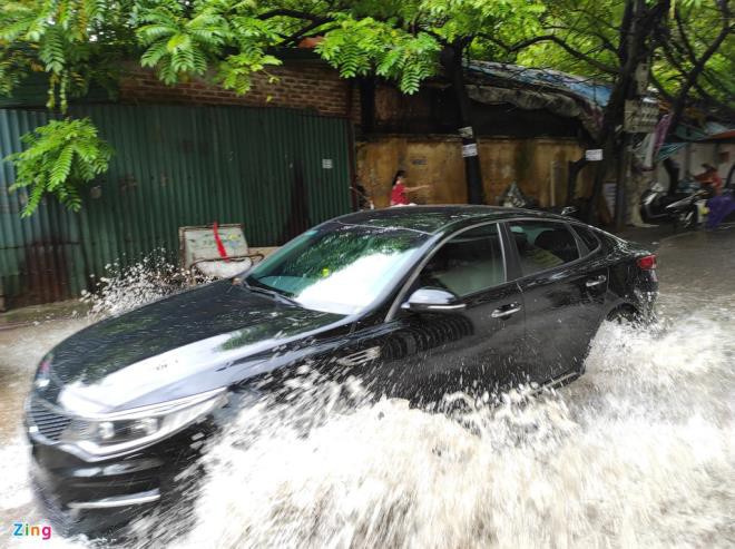 5 o to tong lien hoan tren cau nhat tan, duong ra san bay noi bai tac nghen hinh 8