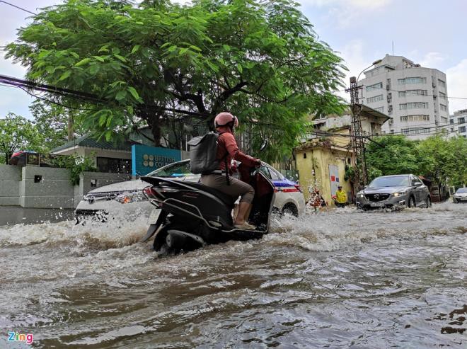 5 o to tong lien hoan tren cau nhat tan, duong ra san bay noi bai tac nghen hinh 9