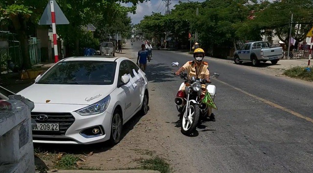 gay tai nan roi bo chay, khi bi bat van ngoi lac lu tren xe hinh 1