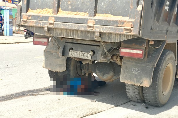 va cham o nga tu, nguoi phu nu tu vong duoi banh xe tai hinh 1