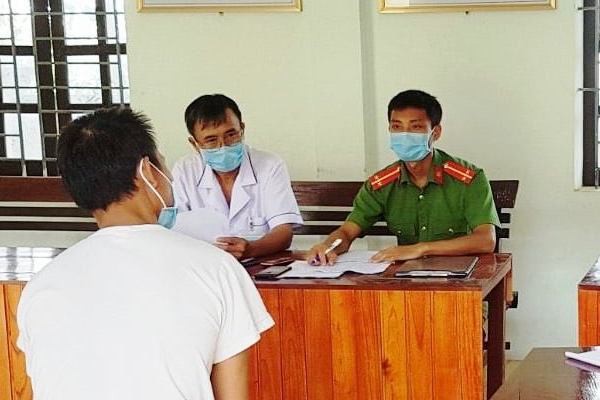 treo tuong tron cach ly tap trung, nguoi dan ong bi phat 3,5 trieu dong hinh 1