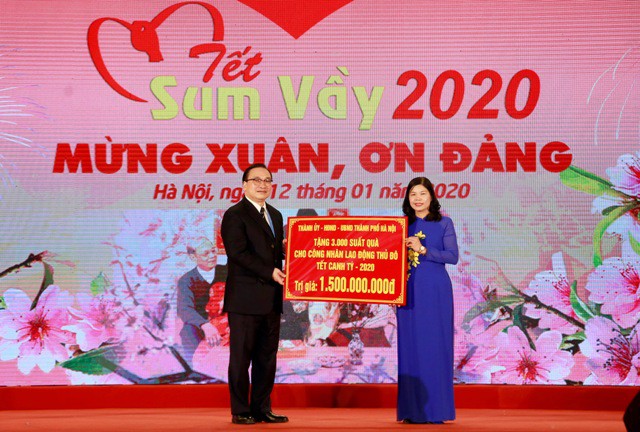 bi thu ha noi hoang trung hai trao qua cho cong nhan lao dong dip tet hinh 1