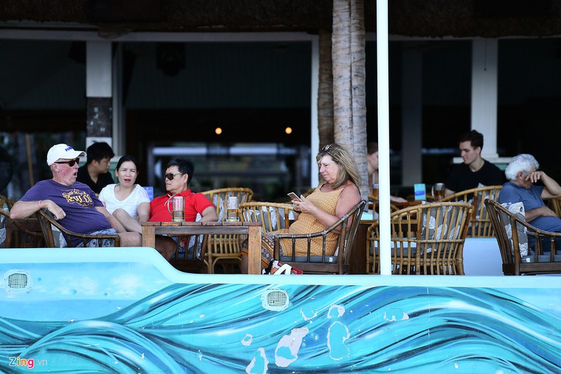 hang nghin nguoi tam bien nha trang giua cao diem dich hinh 9