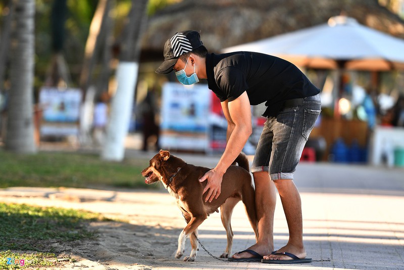 hang nghin nguoi tam bien nha trang giua cao diem dich hinh 10