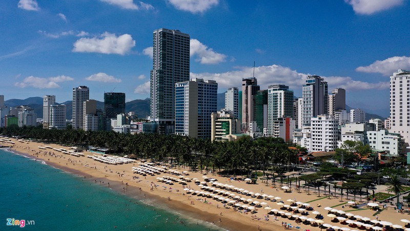 hang nghin nguoi tam bien nha trang giua cao diem dich hinh 1