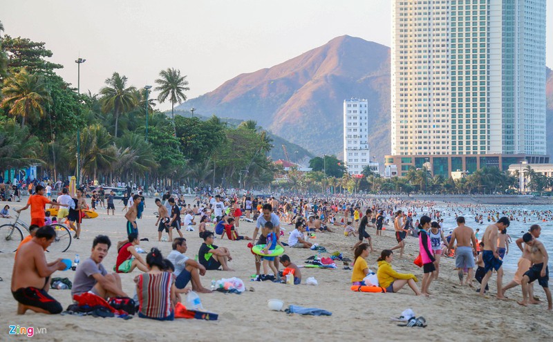 hang nghin nguoi tam bien nha trang giua cao diem dich hinh 4