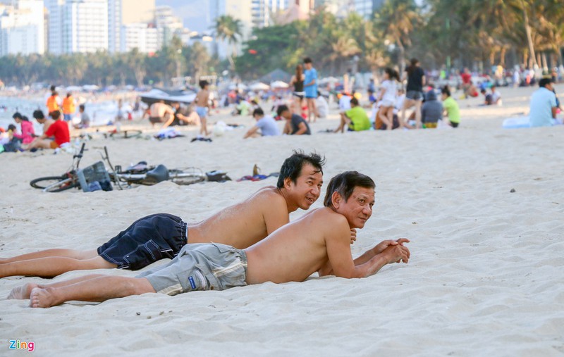 hang nghin nguoi tam bien nha trang giua cao diem dich hinh 5