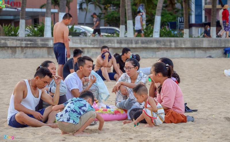 hang nghin nguoi tam bien nha trang giua cao diem dich hinh 6