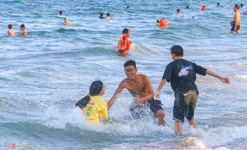 hang nghin nguoi tam bien nha trang giua cao diem dich hinh 8