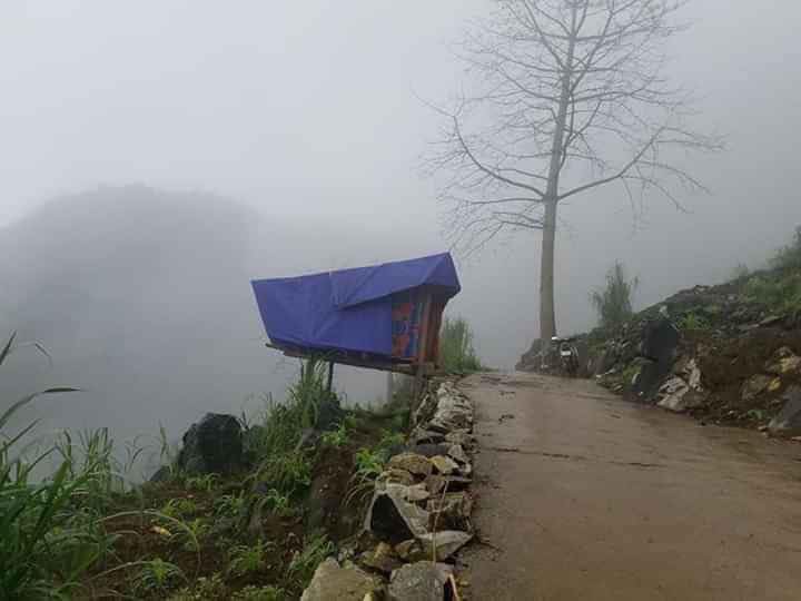 nam sinh o ha giang dung lan ben suon nui bat song 4g de hoc online hinh 1