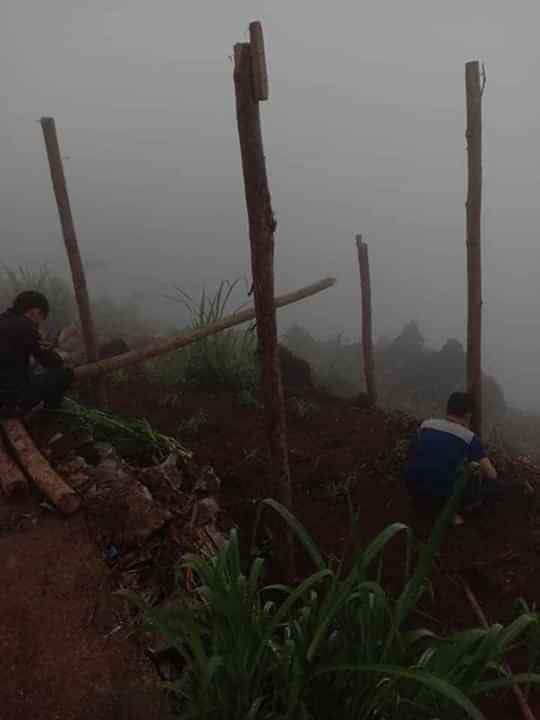nam sinh o ha giang dung lan ben suon nui bat song 4g de hoc online hinh 3