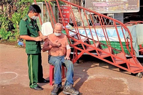 nhay song sai gon tim ho chieu, giang vien nguoi my bi nuoc cuon troi hinh 1