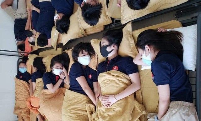 hieu truong truong co hoc sinh deo khau trang khi ngu: "thay cung giat minh" hinh 1