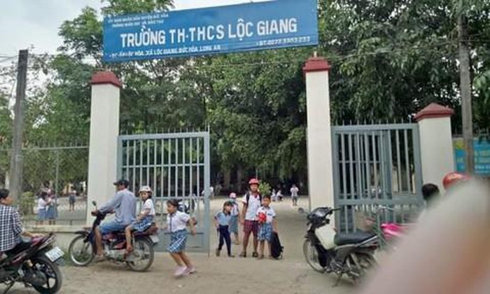 phu huynh xong vao lop hoc dung mu bao hiem danh co giao trong thuong hinh 1