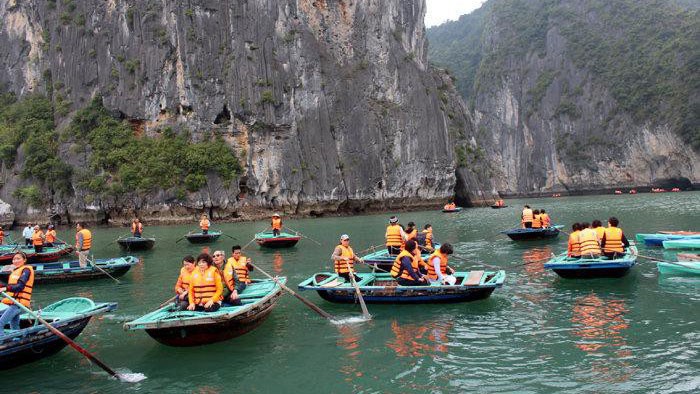 lat do o vinh ha long, 1 du khach han quoc thiet mang hinh 1