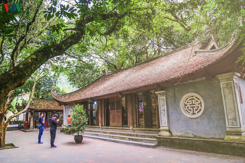 vang khach quoc te, danh thang yen tu kich cau du khach noi dia hinh 1