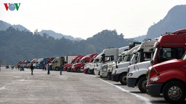 van con ton 1.047 xe va 8 toa tau hang hoa cho xuat khau tai khu vuc bien gioi hinh 1