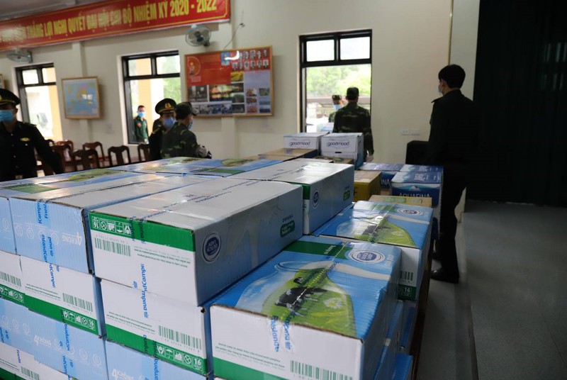 sua co gai ha lan chung tay cung chien si bien phong day lui covid-19 hinh 4