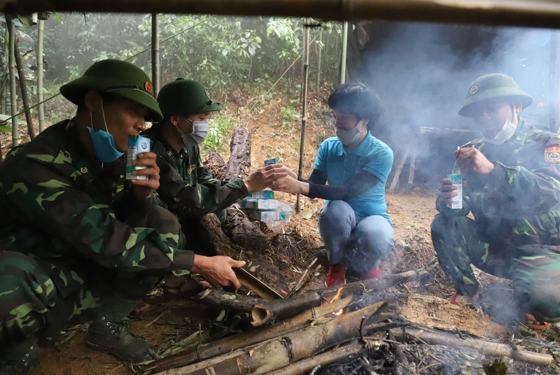 sua co gai ha lan chung tay cung chien si bien phong day lui covid-19 hinh 6