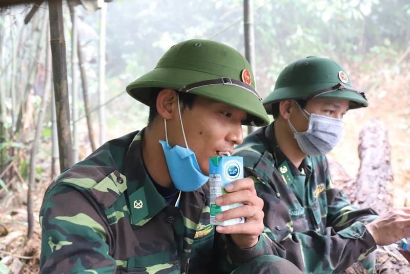 sua co gai ha lan chung tay cung chien si bien phong day lui covid-19 hinh 7