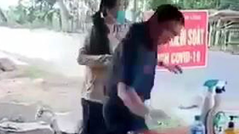 lanh dao cap huyen chong doi kiem tra covid-19: xu ly that nghiem hinh 1