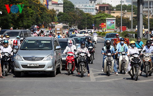 troi nang nong nguoi dan can can trong khi ra duong hinh 1