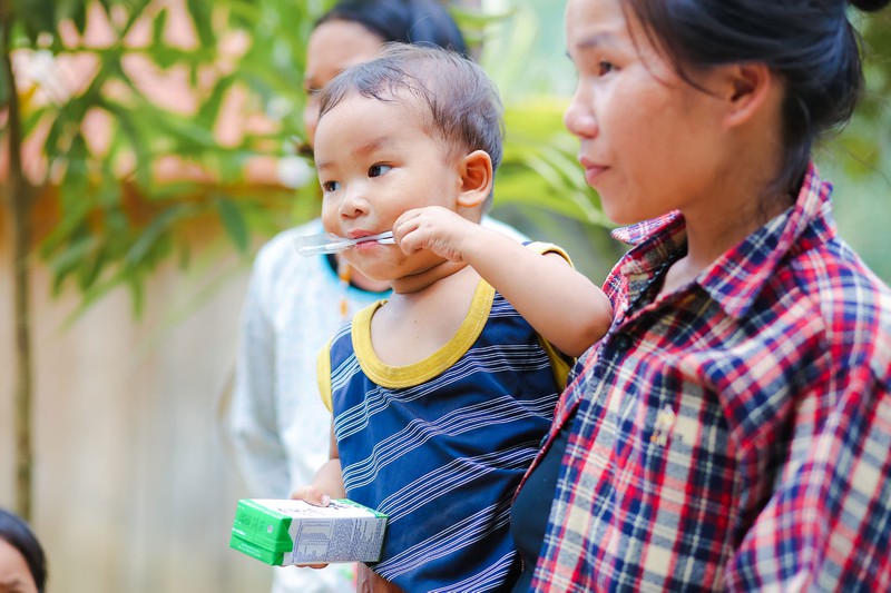 sua hoc duong quang nam: hoc sinh mien nui duoc uong sua mien phi hinh 1